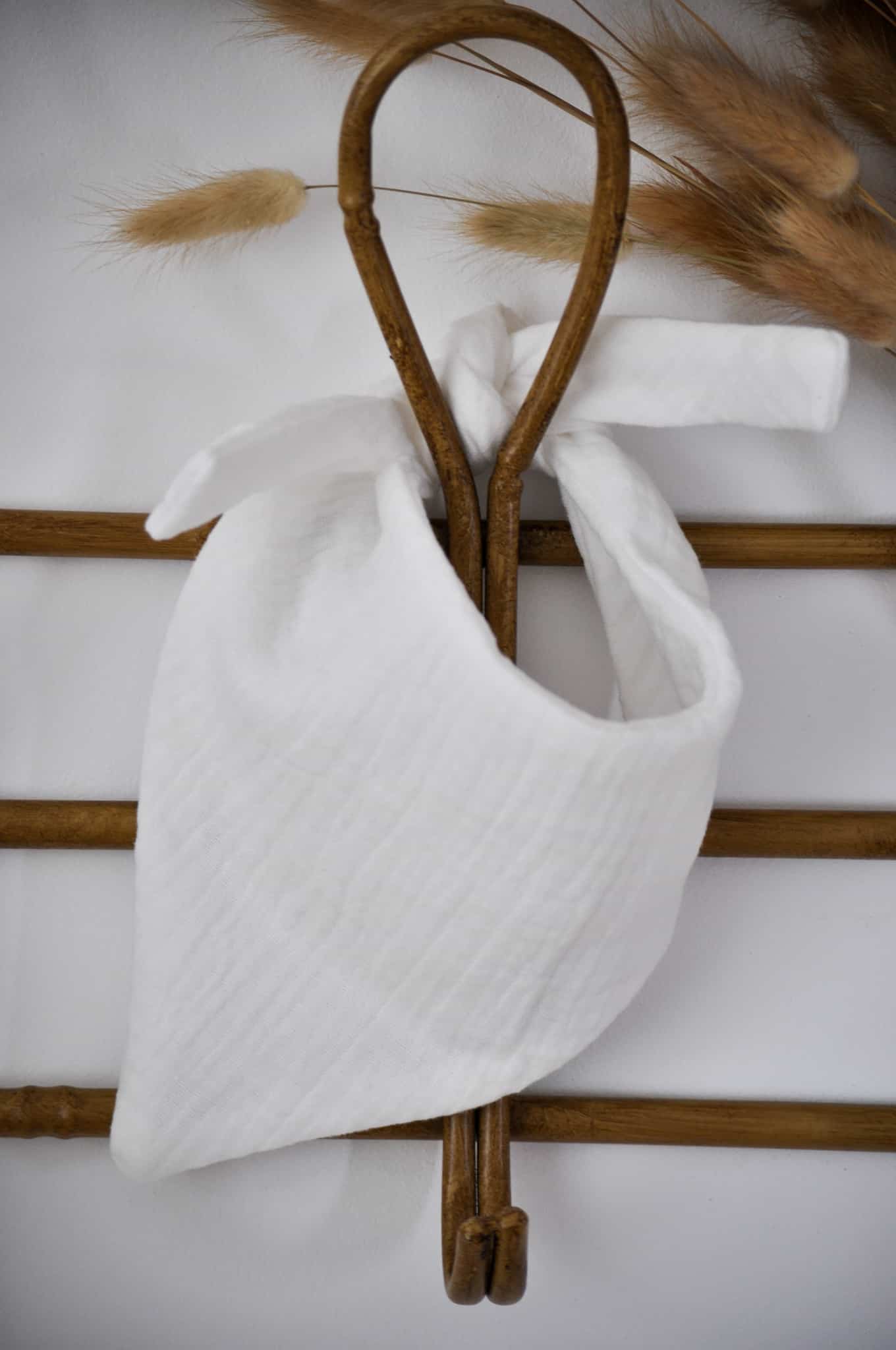 Bavoir bandana blanc en gaze de coton, à nouer