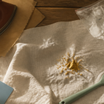Astuce de grand-mère pour enlever la cire sur nappe