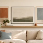 Décorer un mur blanc avec cadres et étagère flottante, salon lumineux