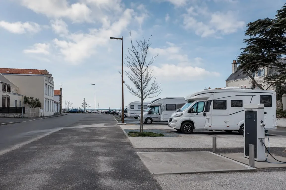 Aire de camping car Pornic rue Jules Ferry avec camping-cars stationnés et borne de services